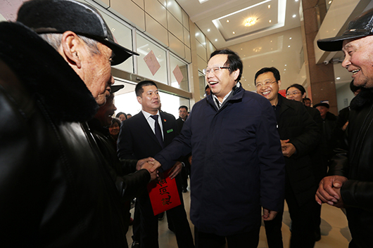 下午,市委副书记,市长徐惠民,市政协副主席陈本高一行来我县走访慰问