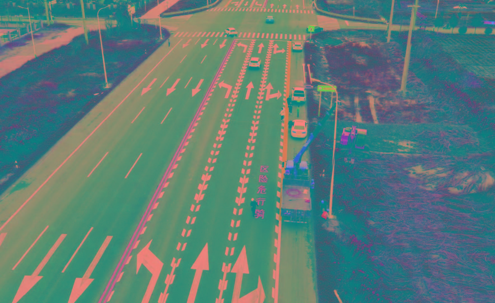 S334如东东段道路两侧正在安装路灯