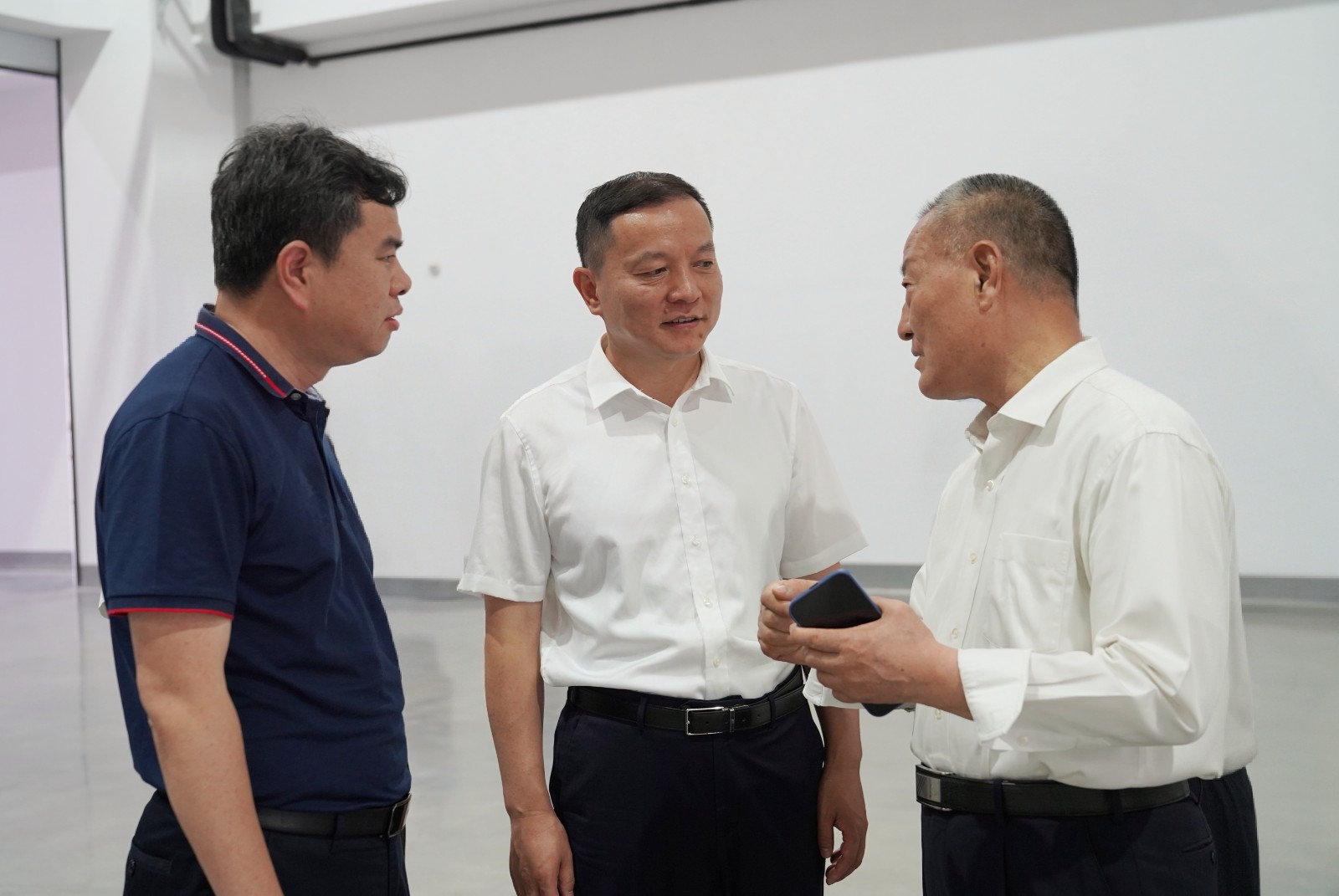 7月6日 星期日 （一版） 杨万平走访重点企业调研重大项目，杨万平到中天科技集团走访调研。全媒体记者 单佳凯 摄.jpg