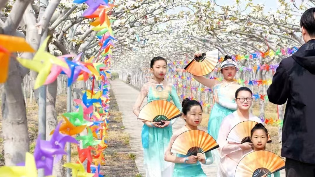 4月10日 星期四 （二版） 栟茶镇三星村：漫步梨花雪   感受春日暖.jpg