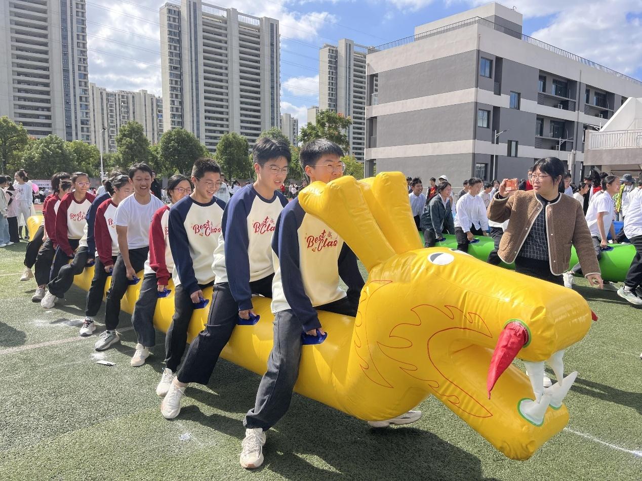 10月29日 星期三 （二版） 近日，新区初级中学迎来以“博雅铸魂强体魄，高远逐梦展风采”为主题的第十届体育节暨秋季运动会，旨在通过体育赛场锤炼品格、丰盈灵魂，响应国家“体育强国”号召，为民族未来奠基（二）。通讯员 陈伟伟 胡晓春 江海燕 摄.jpg