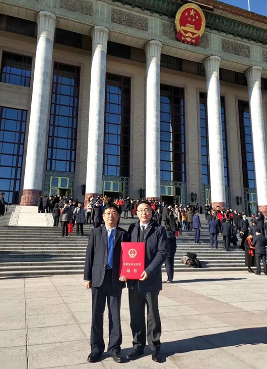 1月10日 星期四 （一版） 中天科技集团参研项目获国家技术发明奖，中天科技集团总裁薛驰（前右）代表企业赴人民大会堂参会，接受党中央、国务院表彰。.jpg