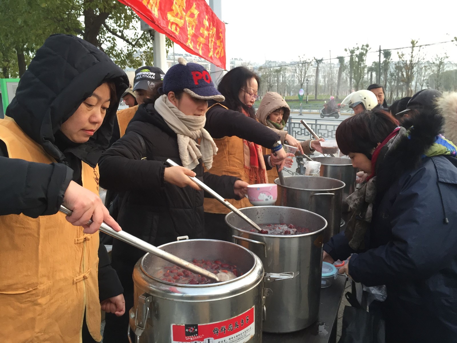 1月14日 星期一 （二版） 昨天是农历腊月初八，早上7点，大豫镇东初寺的僧人和居士们带着精心熬制的腊八粥来到县城布点施粥。据了解，东初寺的施粥善举已经坚持了7年。全媒体记者 洪绍敏 徐悦箫 摄.jpg