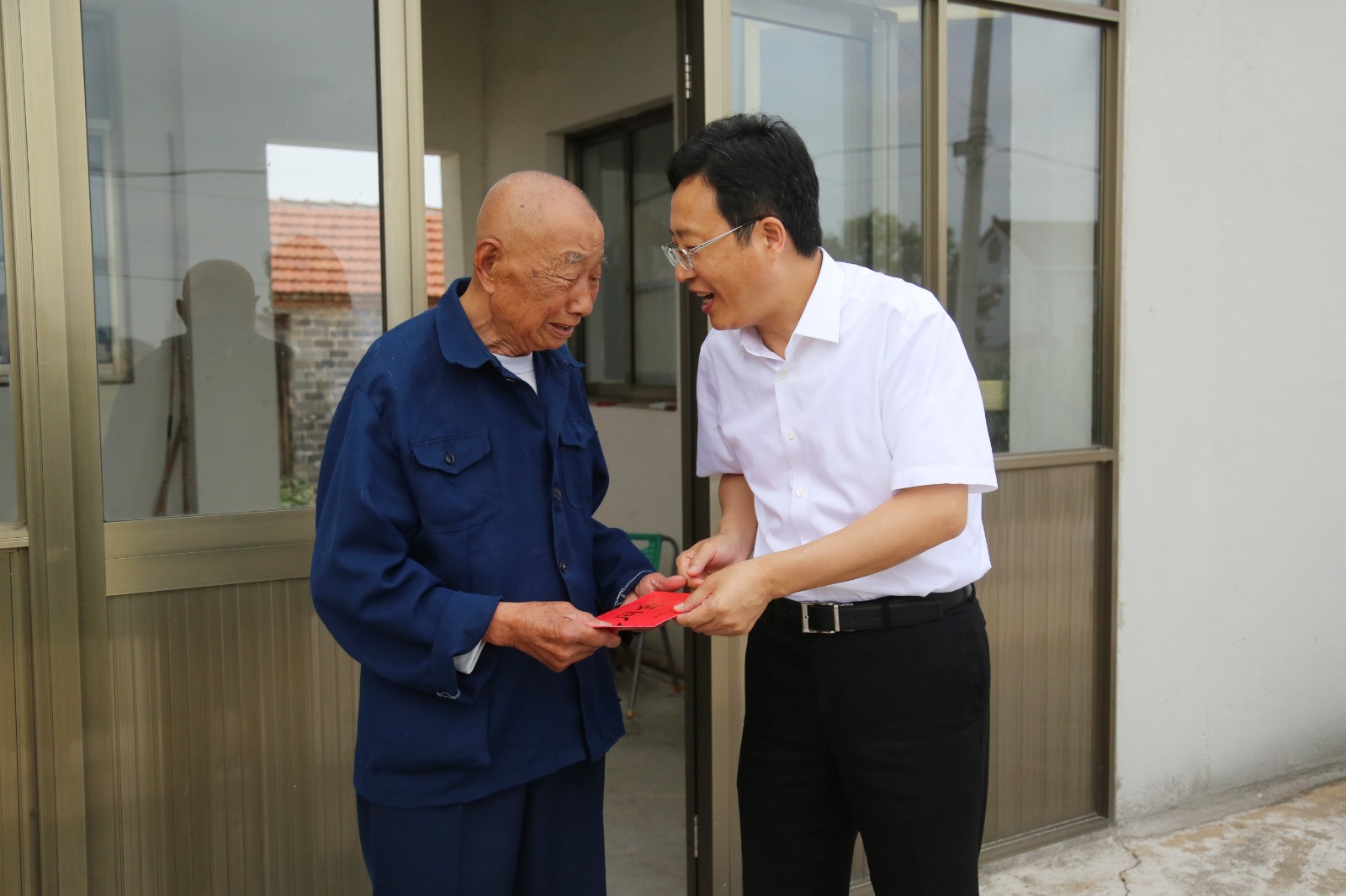 7月3日 星期三 (一版) 情牵老党员,慰问暖人心,县四套班子领导慰问老