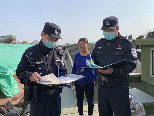 县公安局组织执法人员开展水域安全检查