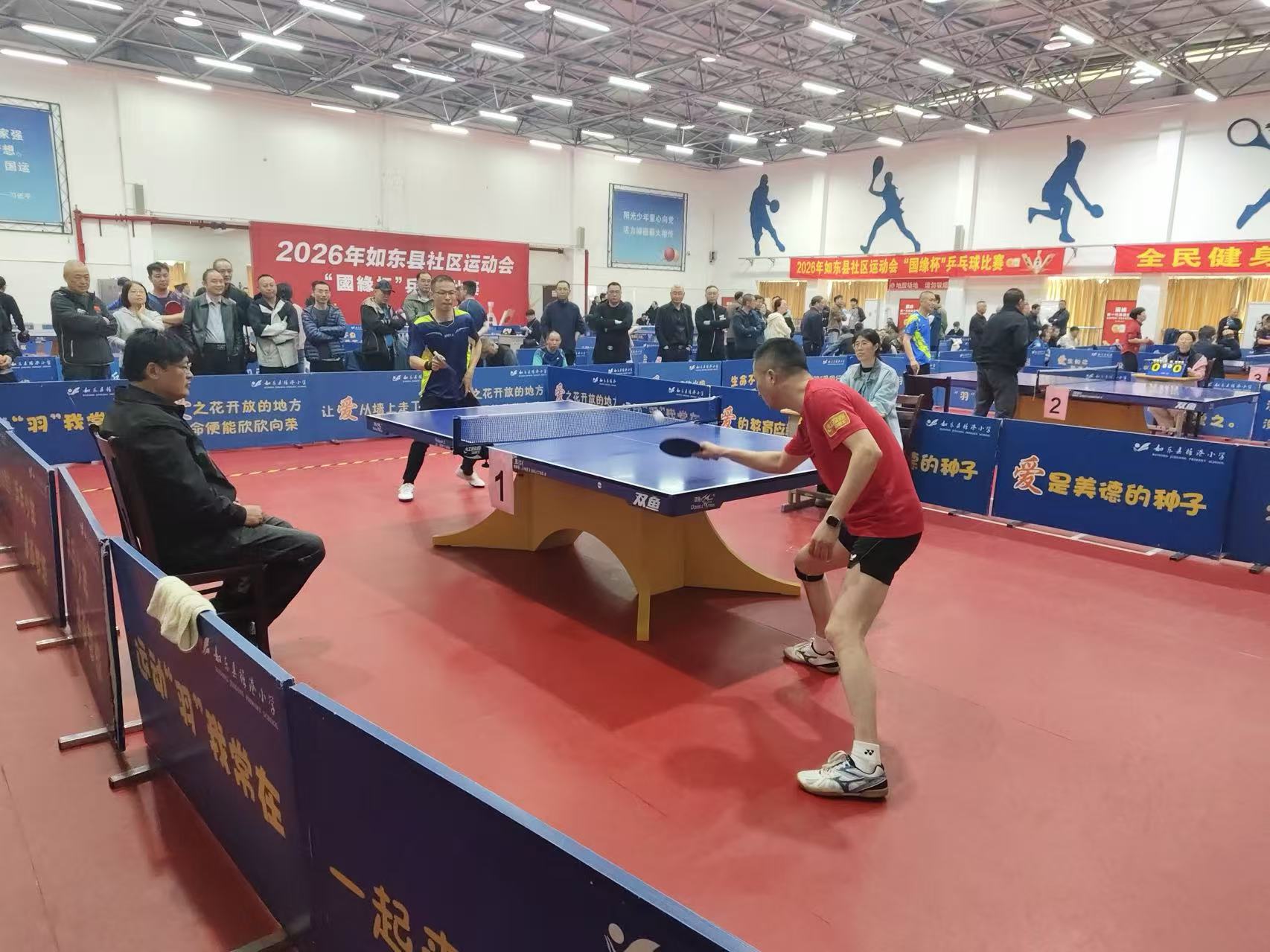 4月23日 星期四 （二版） 近日，我县社区运动会乒乓球比赛在掘港小学乒羽馆举行，全县20支镇区俱乐部代表队同台竞技、以球会友。此次活动不仅丰富了社区群众文体生活，更营造了全县健身的深厚氛围。全媒体记者 吴文军 摄.jpg