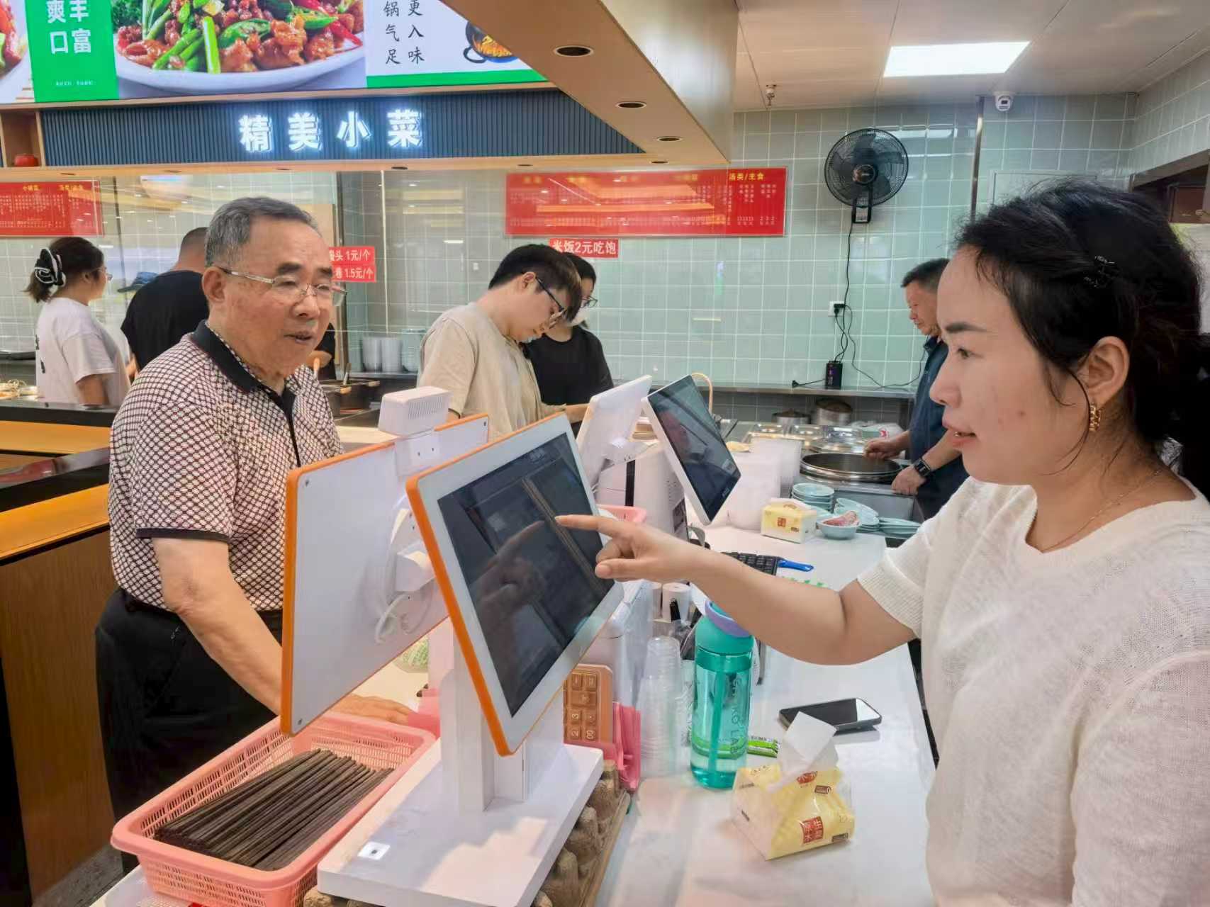 10月22日 星期三 (二版) 热腾腾的饭菜  暖洋洋的心窝.jpg 10月22日 星期三 (二版) 热腾腾的饭菜  暖洋洋的心窝.jpg