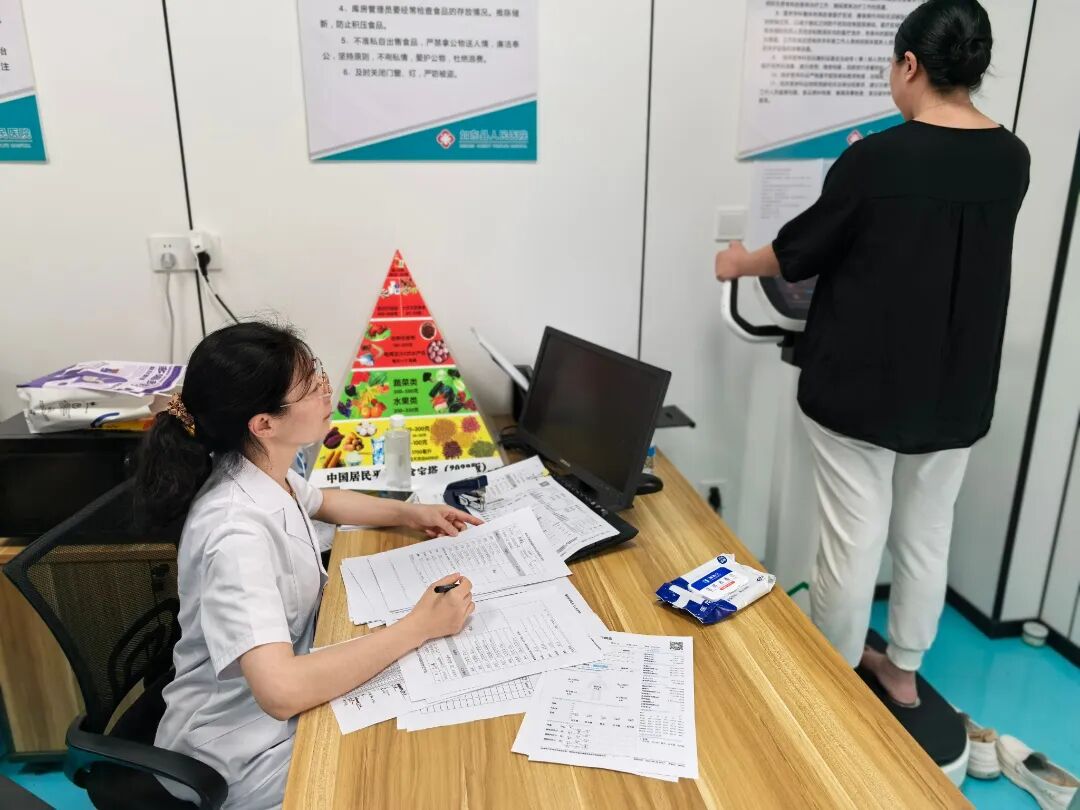 10月27日 星期一 (二版) 守护“慢”时光  为慢病患者撑起“健康伞”(二).jpg 10月27日 星期一 (二版) 守护“慢”时光  为慢病患者撑起“健康伞”(二).jpg