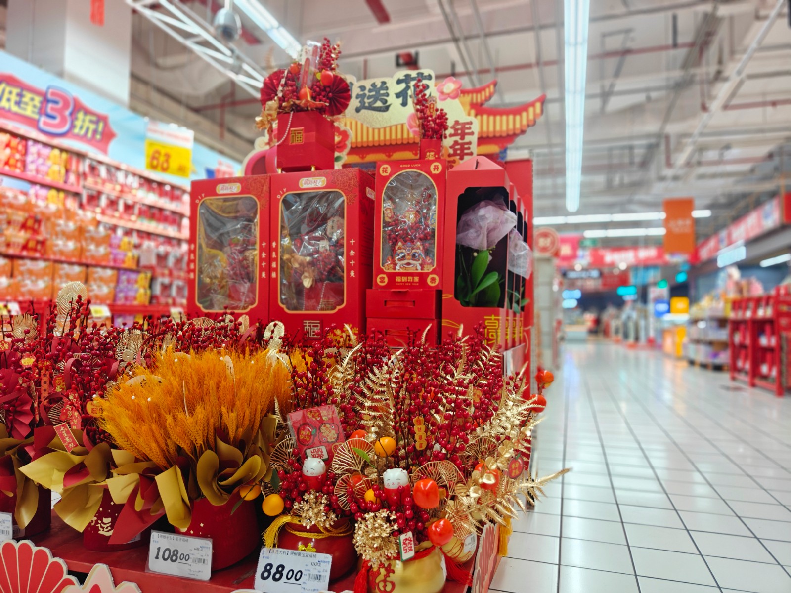 1月1日 星期四 （二版） 近日，元旦的喜悦在我县各大商超浓情绽放，生肖摆件萌趣十足，琳琅好物整齐陈列，每一处都藏着对新年的期许。市民可购买装点家里，把平安喜乐带回家，新岁万事胜意，日子红红火火（一）。全媒体记者 张亦徐 摄.jpg