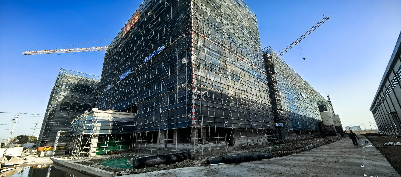 4月9日 星期三 （一版） 艾通华5G通讯设备及新能源零部件项目由江苏艾通华精密科技有限公司投资建设，总投资5.05亿元，占地面积50亩，规划总建筑面积4.4万平方米。全媒体记者 张凯 袁嘉翊 摄.jpg