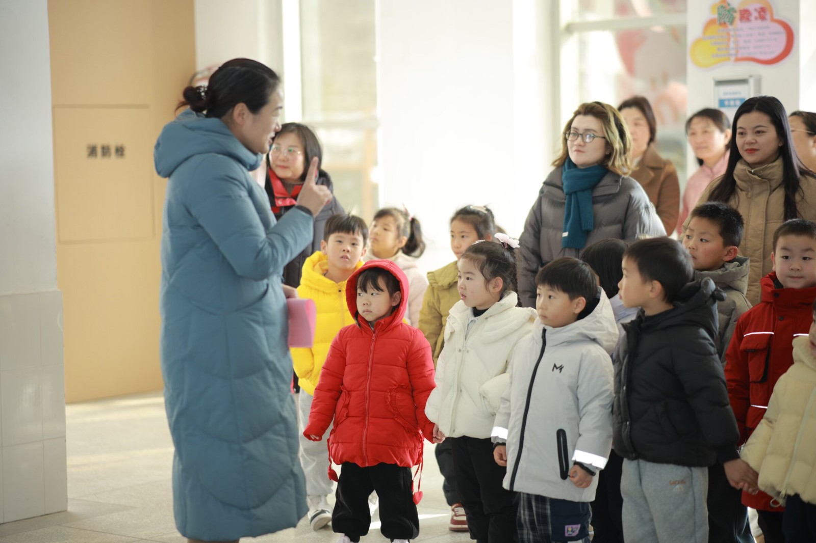 1月15日 星期四 （三版） 近日，如东经济开发区中心幼儿园与县逸夫特校举行“童心相伴，让爱传递”爱心联谊活动。两所学校的小朋友们表演节目，并互换礼物，在心中种下了分享与感恩的种子。全媒体记者 姜宁惠 摄.jpg