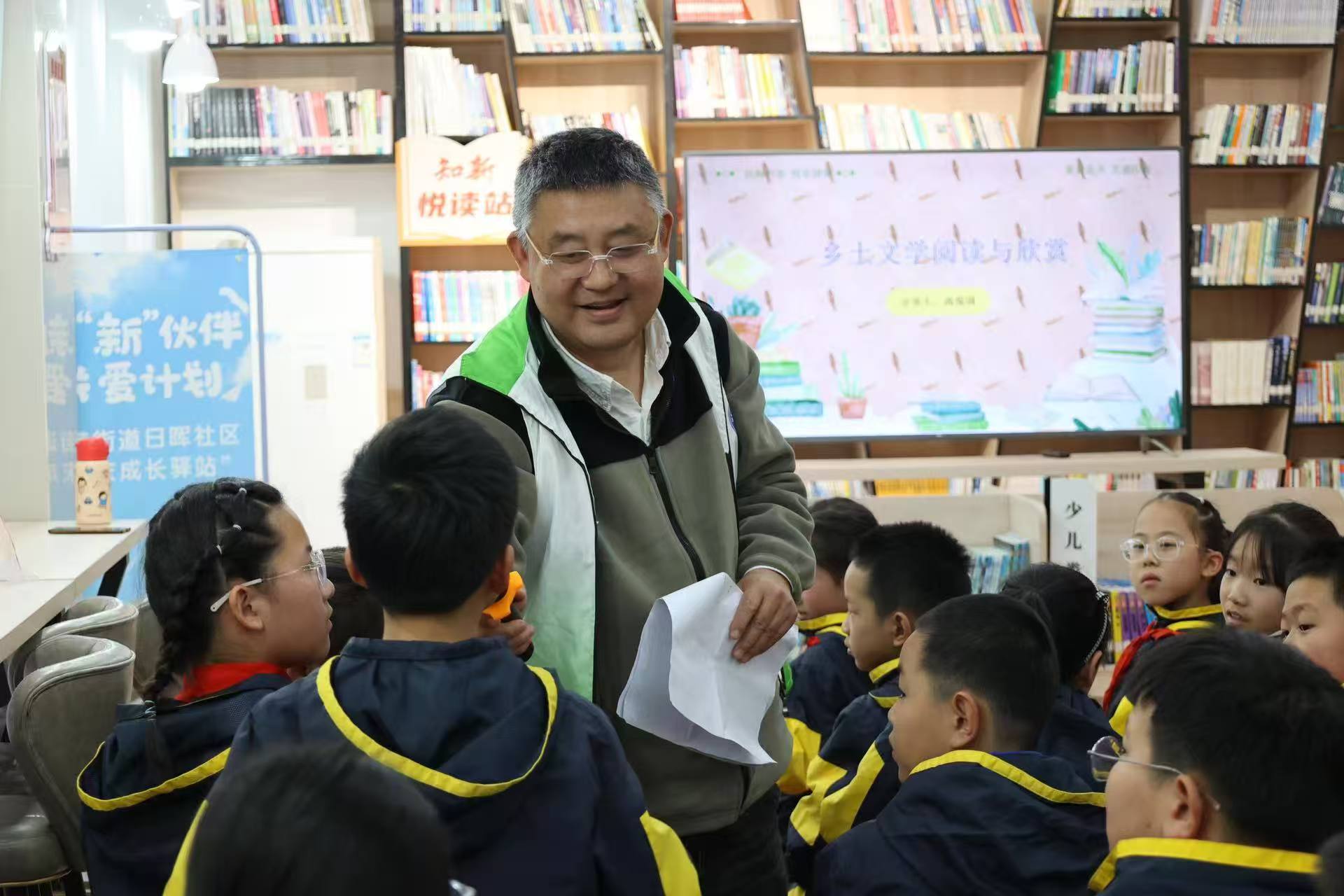 4月22日 星期三 （二版） 近日，县政协委员、作家高保国受邀走进掘港街道日晖社区，与掘港小学四年级的40名学生共同参加“乡土文化”主题读书会启动仪式，一起探寻如东历史根脉，感受乡土文化的独特魅力。全媒体记者 张予钦  通讯员 花亦峰 摄.jpg