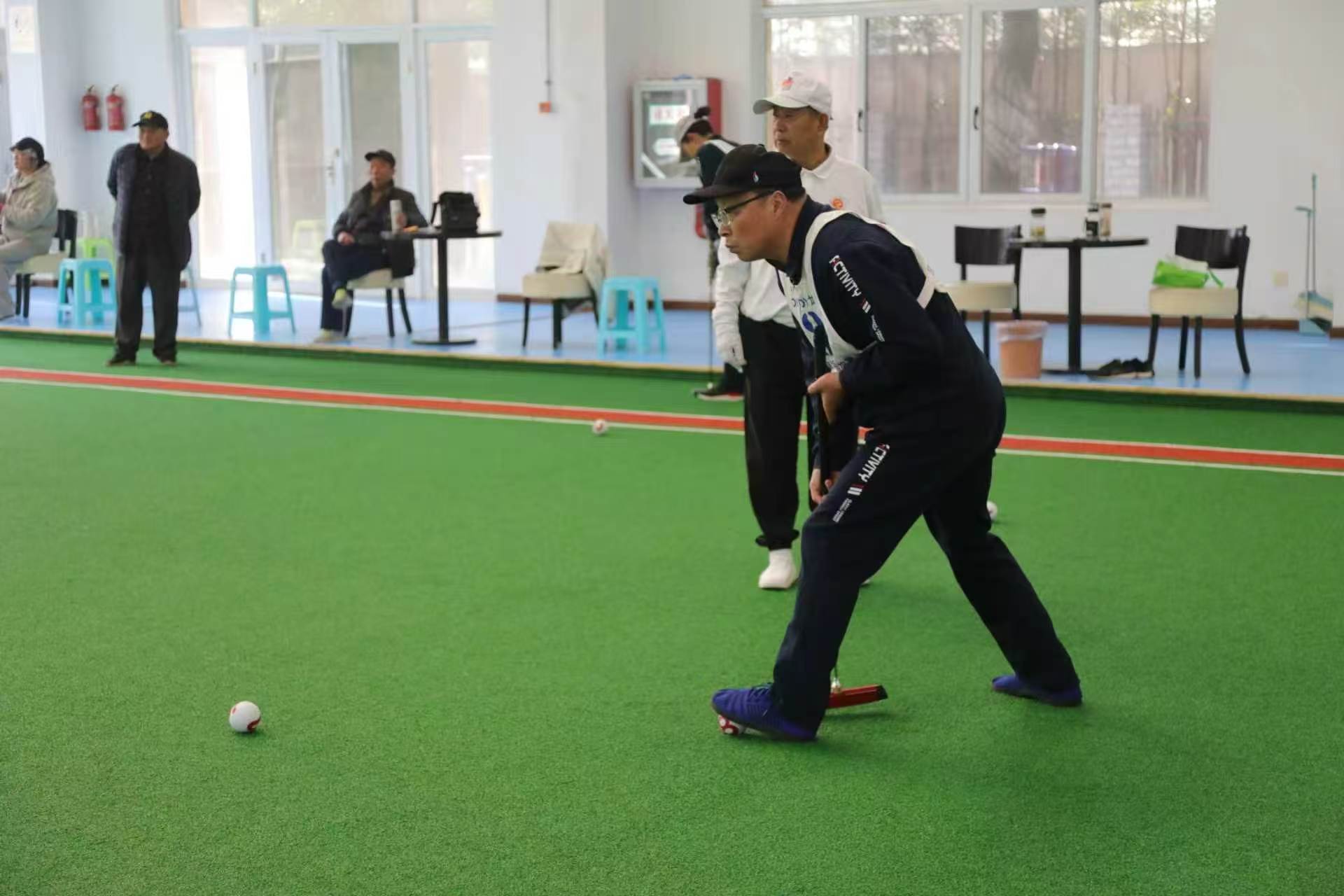 4月9日 星期四 （二版） 近日，首届“农商行杯”门球赛在县老干部活动中心举行，来自崇川区、通州区、启东市、如东县的8支代表队、60多名门球运动员参加了比赛。经过角逐，启东队、如东队、通州队分获冠亚季军。全媒体记者 吴文军 摄.jpg