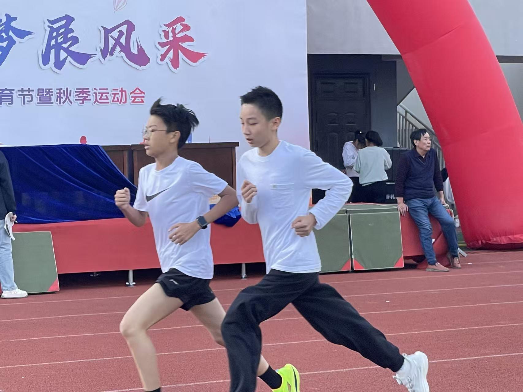 10月29日 星期三 （二版） 近日，新区初级中学迎来以“博雅铸魂强体魄，高远逐梦展风采”为主题的第十届体育节暨秋季运动会，旨在通过体育赛场锤炼品格、丰盈灵魂，响应国家“体育强国”号召，为民族未来奠基（一）。通讯员 陈伟伟 胡晓春 江海燕 摄.jpg