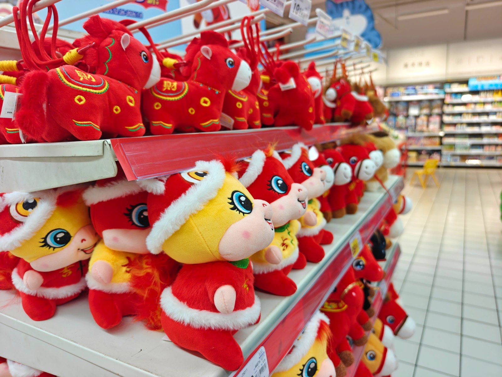 1月1日 星期四 （二版） 近日，元旦的喜悦在我县各大商超浓情绽放，生肖摆件萌趣十足，琳琅好物整齐陈列，每一处都藏着对新年的期许。市民可购买装点家里，把平安喜乐带回家，新岁万事胜意，日子红红火火（二）。全媒体记者 张亦徐 摄.jpg