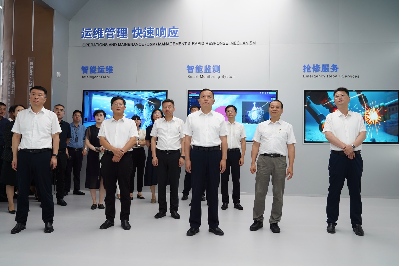 7月29日 星期二 （一版） 杨万平、邵锋等县四套班子领导在远东高端海工海缆项目现场观摩。全媒体记者 陈顾 摄.jpg