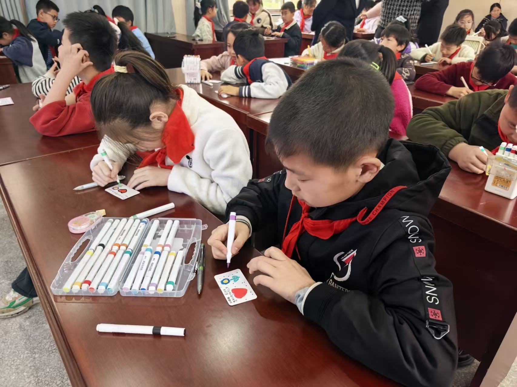 4月27日 星期一 （二版） 近日，一场以“知家乡、爱家乡、帮家乡”为主题的慈善文化活动在袁庄小学温情展开。来自南通师范高等专科学校的“謇儿言慈宣讲团”与全校师生共同完成了一堂行走的慈善课。全媒体记者 张予钦 朱宇晔 摄.jpg