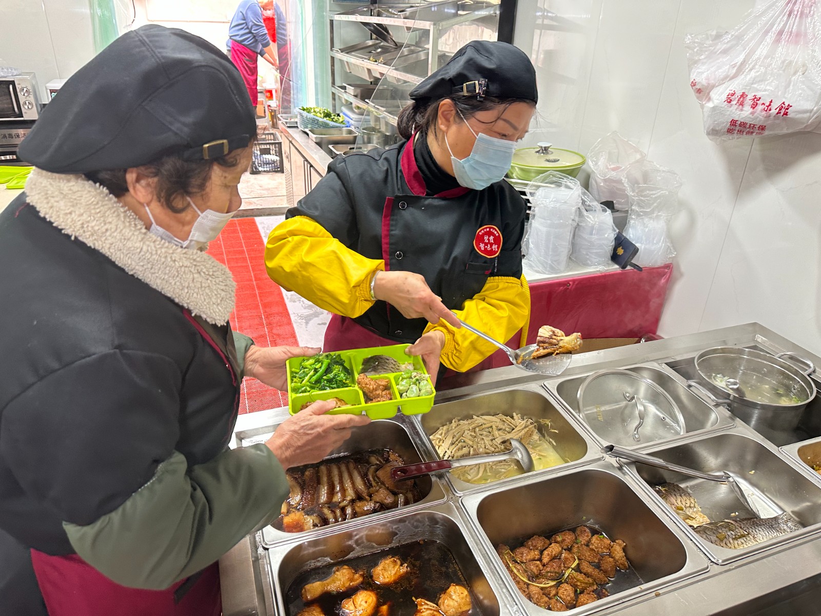 4月2日 星期三 （二版） 近日，位于城中街道碧霞社区的“智味馆”爱心食堂正式开业迎客。该食堂在为社区老人提供便捷餐食的同时，创新推出“就餐积分”机制：70岁以上老年人凭借就餐次数可累计兑换上门家政服务，食堂还为有送餐需求的辖区老人提供免费送餐服务。全媒体记者 杨丹 吴文军 摄.jpg