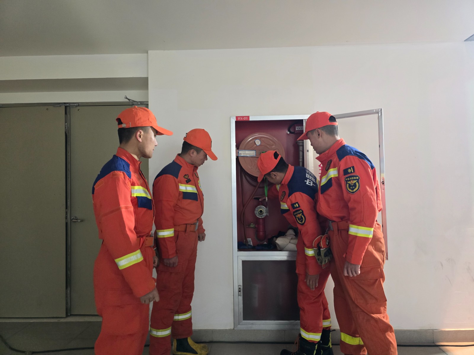 1月6日 星期二 （二版） 元旦期间，如东县消防救援大队设置5个陈兵点，出动12辆消防车，60名消防救援人员深入重点商圈、化工园区等重点区域及场所，开展前置备勤。图为喜润城商圈陈兵点对商场内部、消防控制室、周边消防设施进行巡查。通讯员 朱程程 摄.jpg