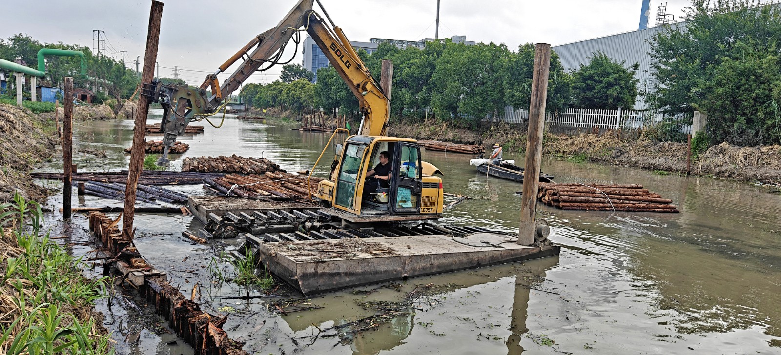 7月20日 星期日 （二版） 近日，笔者在掘港街道串场河段施工现场看到，项目三标的施工机械正在打护坡木桩。拉开了本轮串场河流域续建配套改造工程的序幕。通讯员 李献诚 摄.jpg