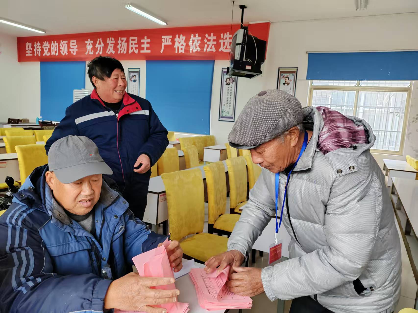 1月8日 星期四 （二版） 近日，城中街道老年协会组织退休党员干部助力村居换届选举工作，在选民参选证发放、候选人提名票统计汇总等环节发挥积极作用，获群众好评。图为城中街道潮墩村退职干部现场忙碌身影。通讯员 季登华 全媒体记者 杨丹 摄.jpg
