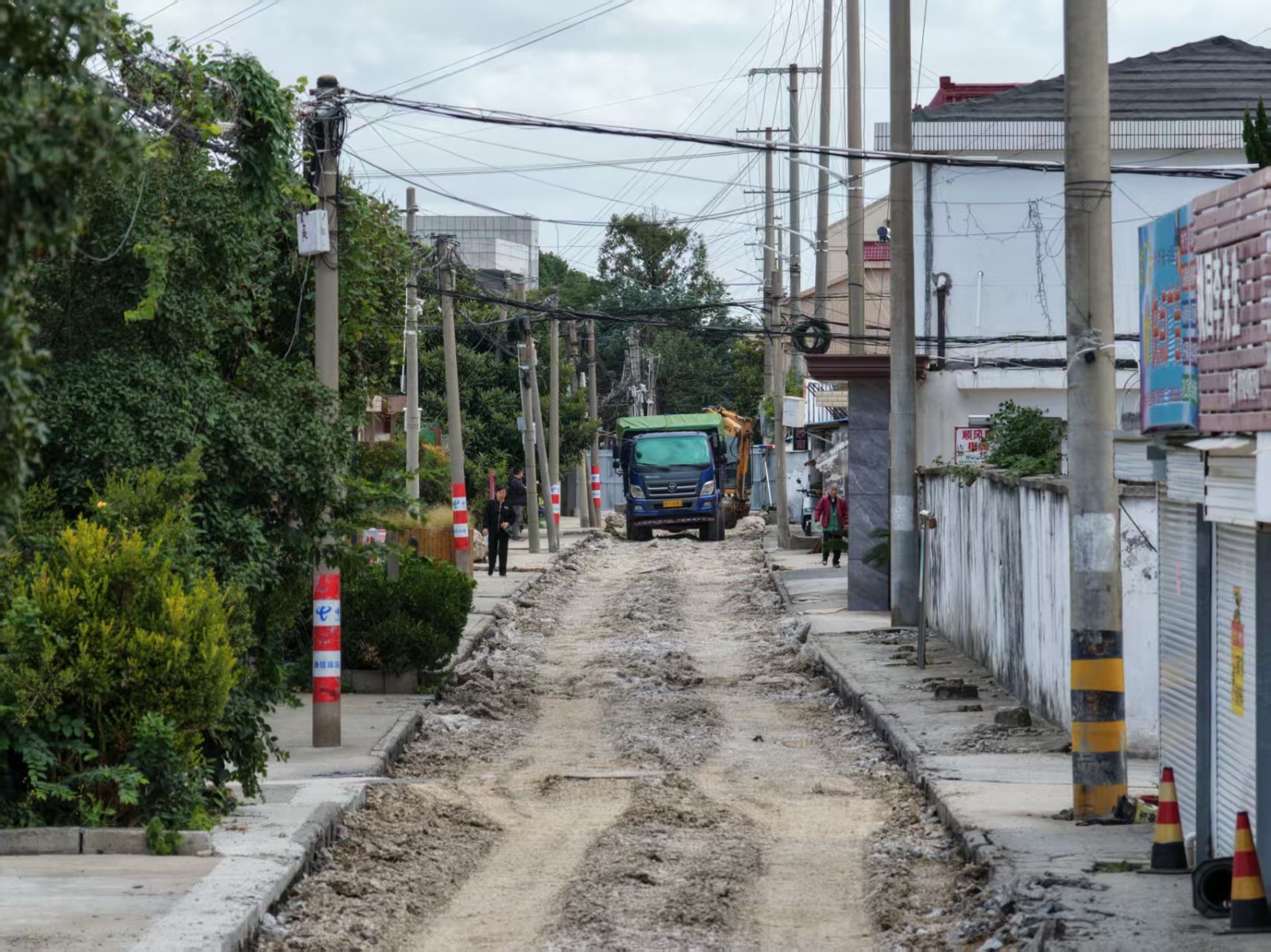 10月29日 星期三 （一版） 近日，记者在城中街道碧霞小区看到，小区内部正在进行管网改造，此次改造将对排水系统进行全面优化，增加一道污水管网，改造完成后，整个片区实现雨污分流，可以大大提高汛期时小区的排水能力，减少路面积淹、污水倒灌等情况，改造预计在12月底前完工。全媒体记者 姚陈 吴莎莎 摄.jpg