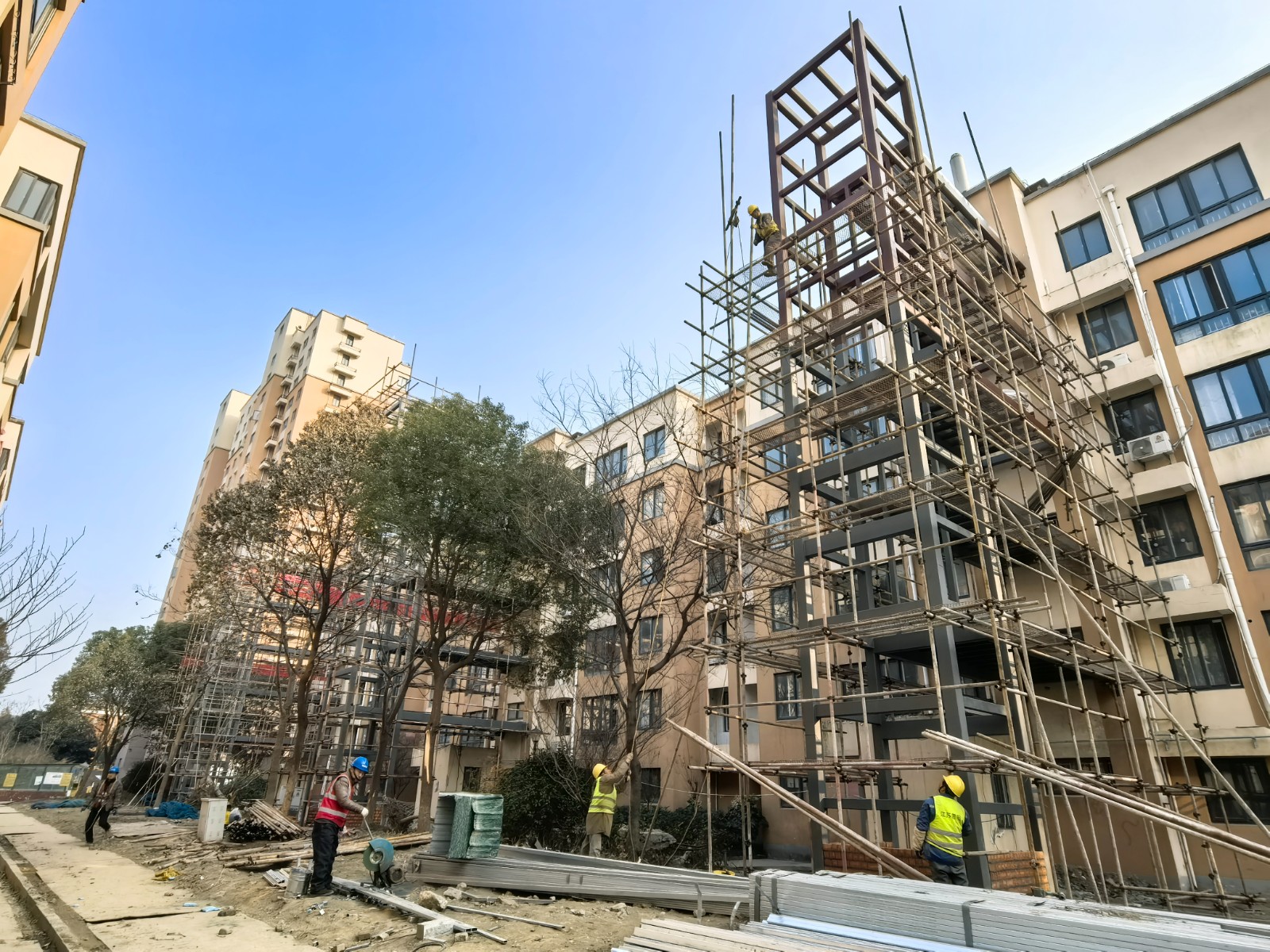 1月14日 星期三 （二版） 近日，记者在县城阳光家园小区看到，工人们正在加紧进行电梯的安装工作。为改善小区住户的出行环境，让居民享受“一键直达”的便利，此次改造将对小区内的４栋多层住宅加装10台电梯，预计２月底可投入使用。全媒体记者　姚陈　吴莎莎　摄.jpg