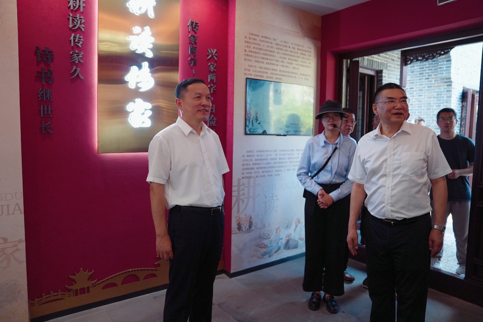 7月15日 星期二 （一版） 杨万平在栟茶镇调研，杨万平调研栟茶古镇耕读居。全媒体记者 朱海城 摄.jpg
