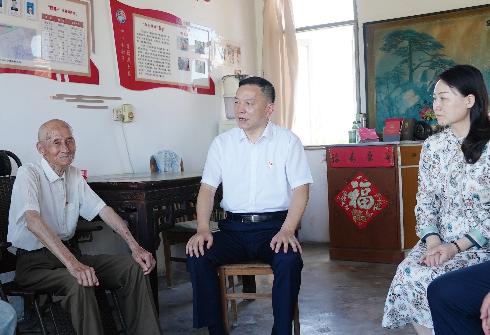 7月2日 星期三 （一版） 县领导“七一”走访慰问党员代表，杨万平慰问老党员管勇。全媒体记者 单佳凯 摄.jpg