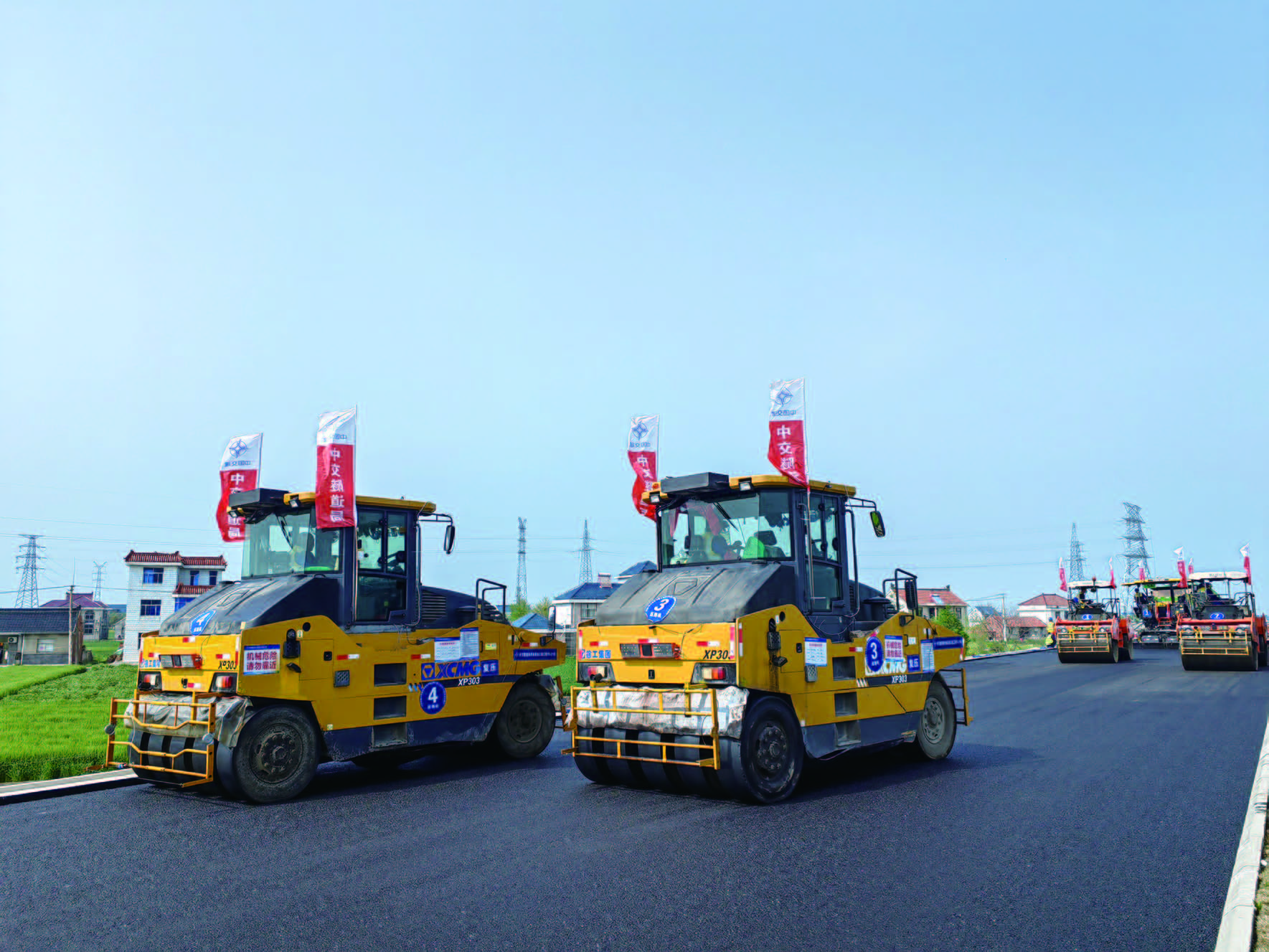 洋通高速二期工程沥青下面层试验段完成摊铺