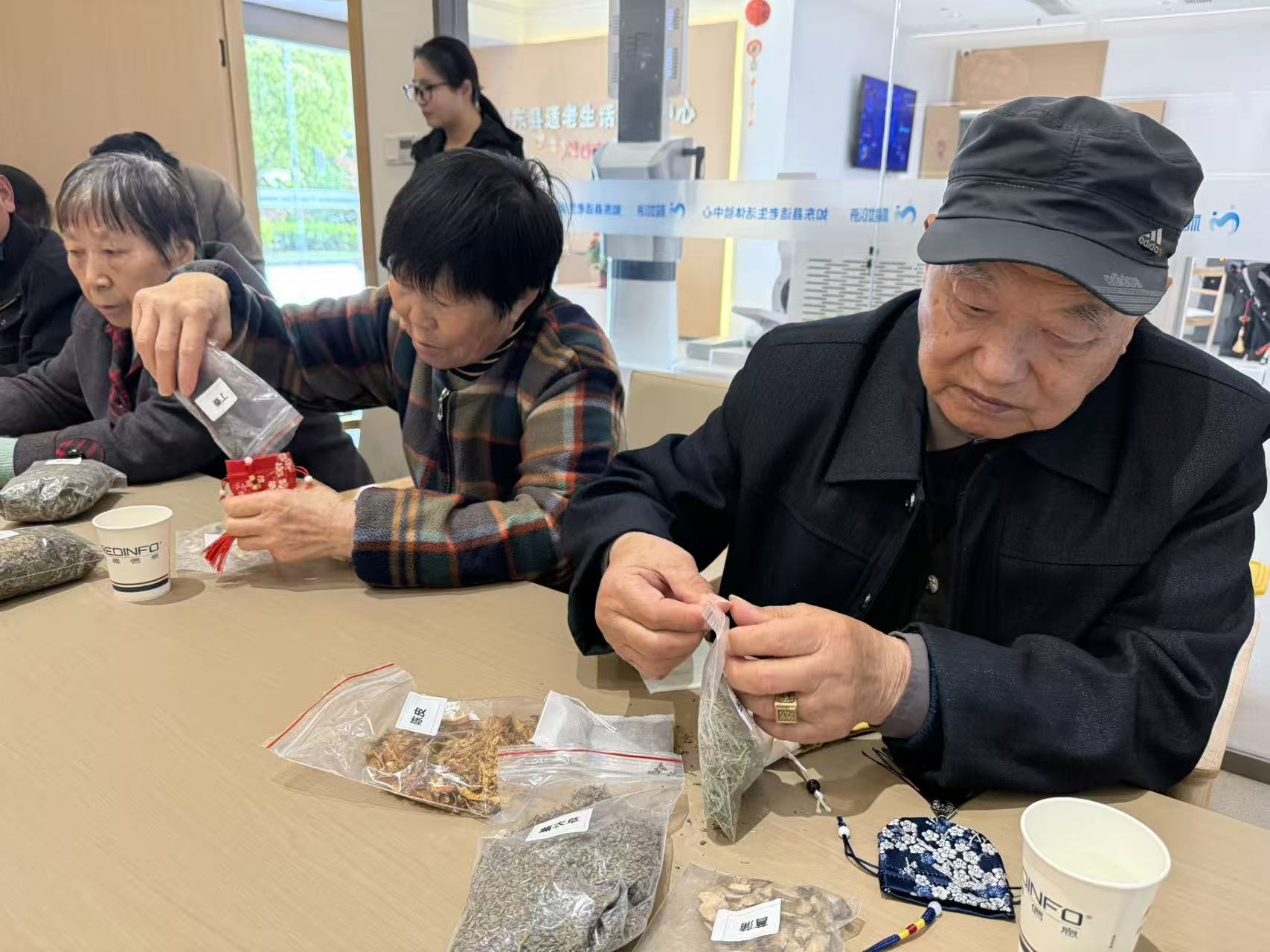 4月30日 星期四 （二版） 近日，我县适老生活体验中心开展中药香囊制作主题活动，社区老年人在社工指导下，亲手装填艾草、藿香等中药材，在药香中感受传统康养文化，乐享温馨时光。全媒体记者 刘蕾 通讯员 祁玉娟 摄.jpg