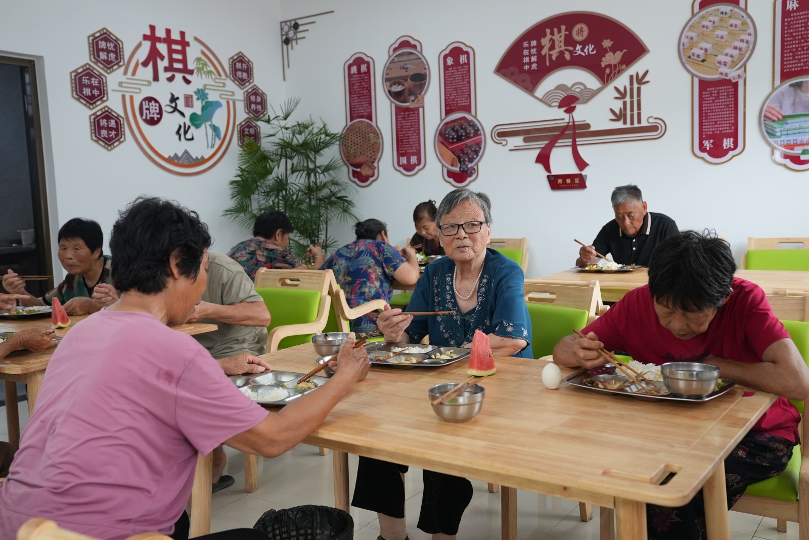 7月29日 星期二 （二版） 大豫镇一门闸村睦邻点（助餐点）总投资23万元，占地250平方米，一楼为助餐点，堂食一次可容纳16人，二楼为休闲活动区，内设阅览室、日间照料室等。重点聚焦辖区内留守老人、高龄困难老年群体，并辐射周边有需求的老年人，满足他们的多元需求。全媒体记者 张凯 万璐璐 摄.jpg