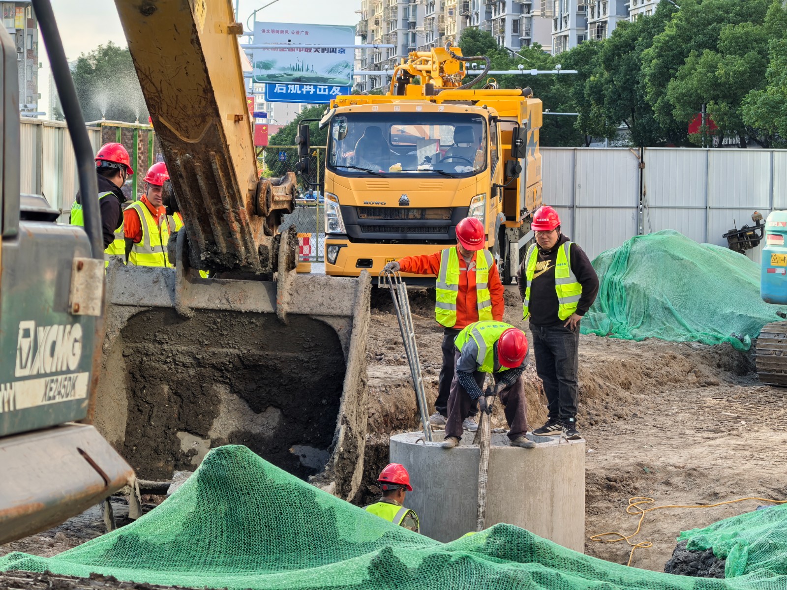 10月26日 星期日（一版） 近日，记者在县城黄海路看到，半幅路面已经封闭围挡，路面已经完成开挖。记者从市政部门了解到，本次黄海路改造涉及道路及排水管网改造，全长约0.61km，于10月上旬开工，计划年底前完工（二）。全媒体记者 姚陈 吴莎莎 摄.jpg