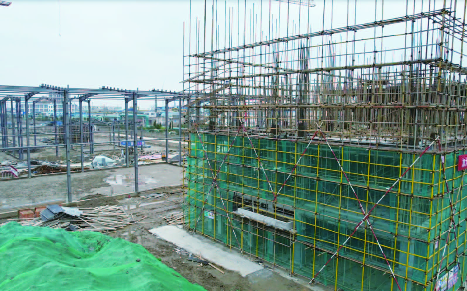 位于洋口镇的艾佩科半导体材料项目现场施工队正在加紧施工