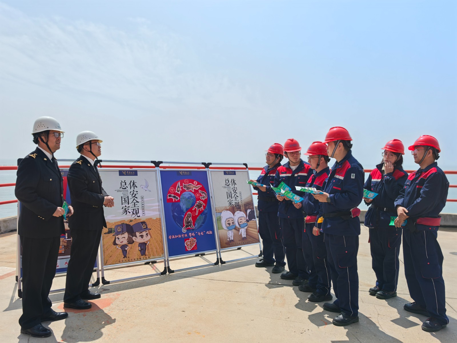 4月17日 星期五 （二版） 这几天，如东海关关员深入洋口港口岸一线，开展国门安全教育宣传活动。关员们通过现场讲解、发放宣传资料、互动答疑等多种形式，向码头工作人员、企业员工普及国家安全相关法律法规，进一步筑牢口岸安全防线，提升口岸从业人员国家安全意识与国门安全防护能力。通讯员 赵丹丹 陈文 全媒体记者 洪绍敏 吴晓波 摄.jpg