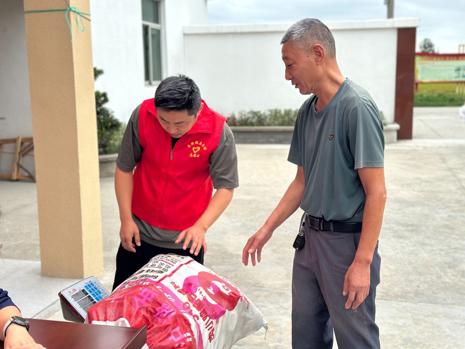 10月21日 星期二 （二版） 日前，县供销社组织开展村庄清洁日主题活动，聚焦农药包装废弃物回收工作，针对广大村干部、农户开展回收技能培训，全县各镇区组织现场农药废弃包装物回收，让生态保护理念在田间地头落地生根，让每一份废弃农药包装“有家可归”。全媒体记者 陈慧 李晨逸 周瑞平 摄.jpg