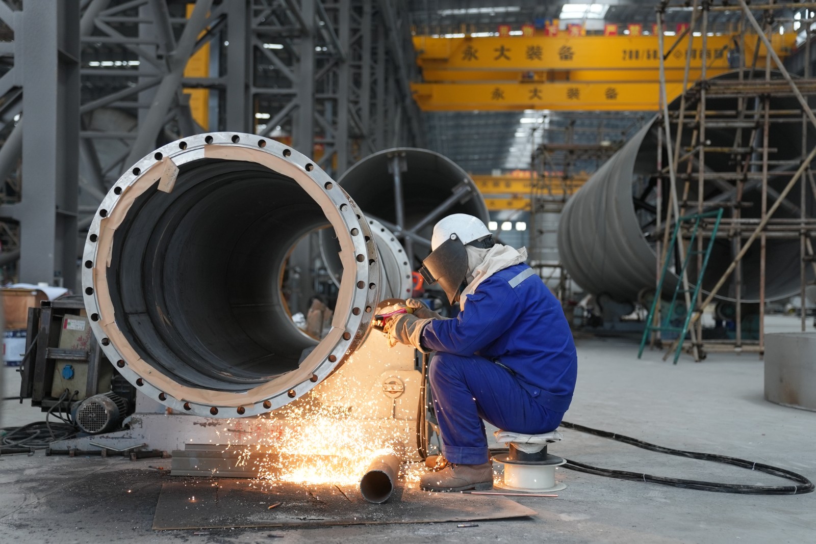 1月11日 星期日 （一版） 总投资11亿元的永大重型化工装备生产基地项目，由永大化工机械（如东）有限公司投资建设，建成后年产5万吨重型化工装备，全面达产后预计实现应税销售11亿元，计划2026年3月竣工投产，目前部分厂房已投入使用。全媒体记者 张凯 袁嘉翊 摄.jpg
